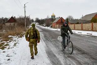 Un militar ucranio patrulla una calle próxima al frente en Verjnotoretske, el sábado