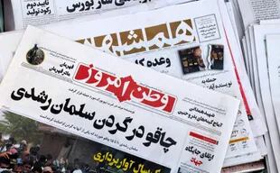 Esta imagen muestra la portada del periódico iraní Vatan-e Emrooz, con el título de la portada que dice en farsi: "Cuchillo en el cuello de Salman Rushdie", en la capital Teherán el 13 de agosto de 2022