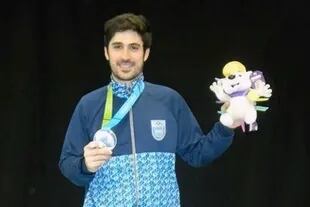 José Domínguez con su medalla de plata