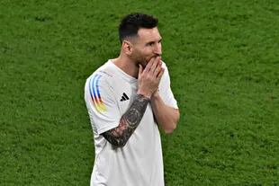 El delantero argentino Lionel Messi calienta antes del partido de fútbol de octavos de final de la Copa Mundial Qatar 2022 entre Argentina y Australia