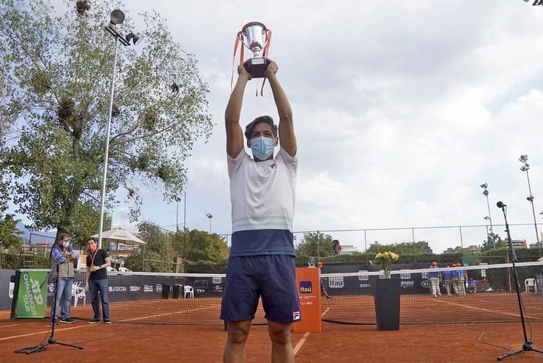 El tenista Sebastián Báez ganó tres trofeos challengers este año: Concepción, Santiago de Chile (foto) y Zagreb.
