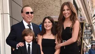 Thalía junto a su esposo, el productor Tommy Mottola y sus hijos Sabrina Sakaë y Matthew Alejandro