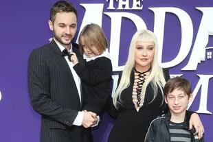 Christina Aguilera junto a su actual pareja, Mattew Rutler, y sus dos hijos Summer y Max