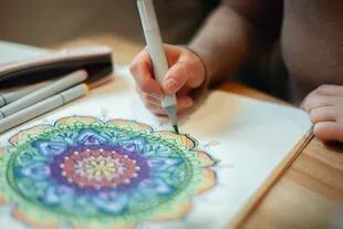 Pintar mandalas es ideal para distender la mente de un momento angustiante y concentrarse en los rellenos del dibujo