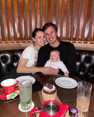 No siempre solos: Roberto García Moritán y Pampita Ardohain salieron a disfrutar a un restaurante con su hija Ana