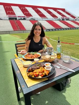 La chica del brunch visitó León, el restaurante del Estadio Uno con vista a la cancha de Estudiantes de La Plata
