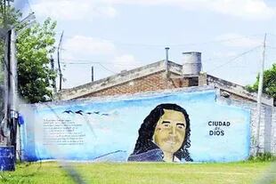 El mural evocativo en Rosario con el rostro del &quot;Pájaro&quot; Cantero.