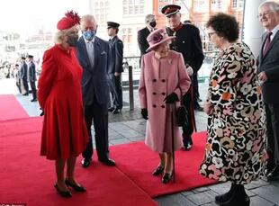 Relación amable: la reina llega al parlamento galés junto con Camilla y el príncipe Carlos