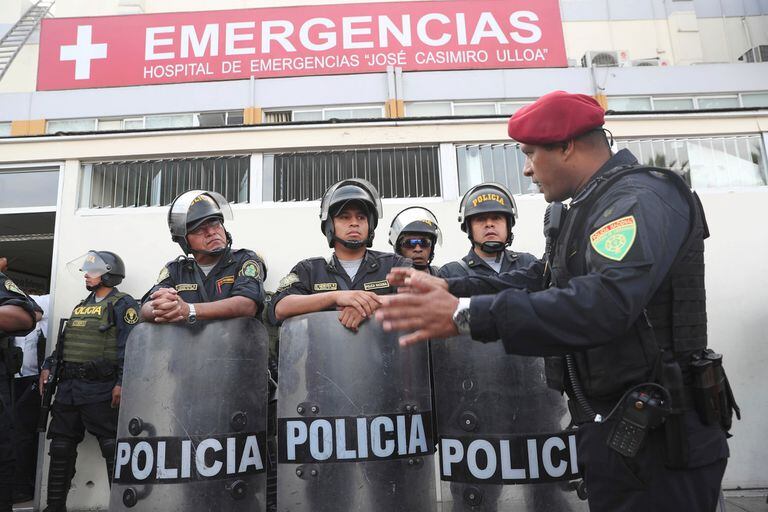 Fuerte operativo policial en la puerta del hospital donde se encontraba internado el expresidente de Perú, Alan García