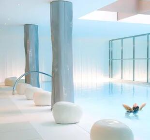 Entre otros espacios, el hotel donde se hospedarán los Messi ofrece varias piscinas internas y externas para relajarse