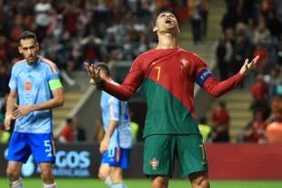 Cristiano Ronaldo se lamenta durante el partido que disputaron Portugal y España.