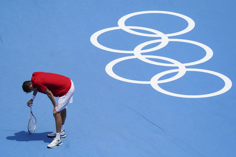 Daniil Medvedev, del Comité Olímpico de Rusia, fue uno de los tenistas que más sufrieron las altas temperaturas en la capital japonesa