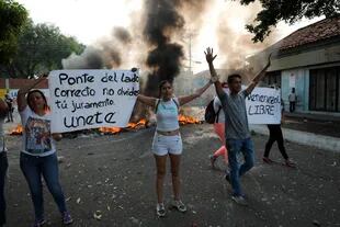 Manifestantes protestan durante los enfrentamientos con la Guardia Nacional Bolivariana en Urena, Venezuela.