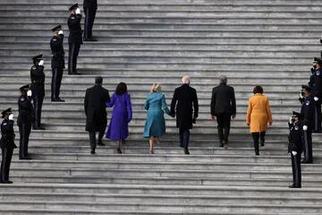 (De izquierda a derecha) Doug Emhoff, la vicepresidenta electa de EE. UU. Kamala Harris, Jill Biden, el presidente electo Joe Biden, el senador de EE. UU. Roy Blunt (R-MO) y la senadora de EE. UU. Amy Klobuchar (D-MN ) entran al Capitolio de los Estados Unidos