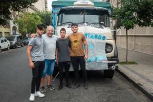 Gorosito, junto a Manuel, Valentino y Felipe, estudiantes que mudaron sus pertenencias a La Plata, ayer