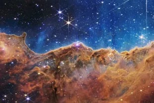Das James-Webb-Teleskop beobachtete die Sterne im Carina-Nebel bei ihrer frühen und schnellen Entstehung.  Für einen einzelnen Stern dauert dieser Zeitraum nur 50.000 bis 100.000 Jahre.