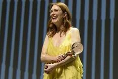 La emoción de Julianne Moore al ser distinguida en el festival de Karlovy Vary