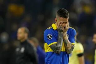 Darío Benedetto se retira llorando del campo de juego.