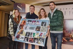 Damián Amato, presidente de Sony Music Argentina, le hizo un obsequio a la cantante de un cuadro por superar los 1.8 millones de ventas físicas.