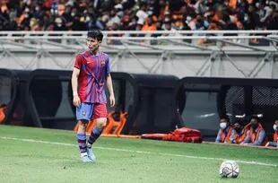 Takahashi con la camiseta de Barcelona, club del que es hincha y en el que juega desde que tiene siete años