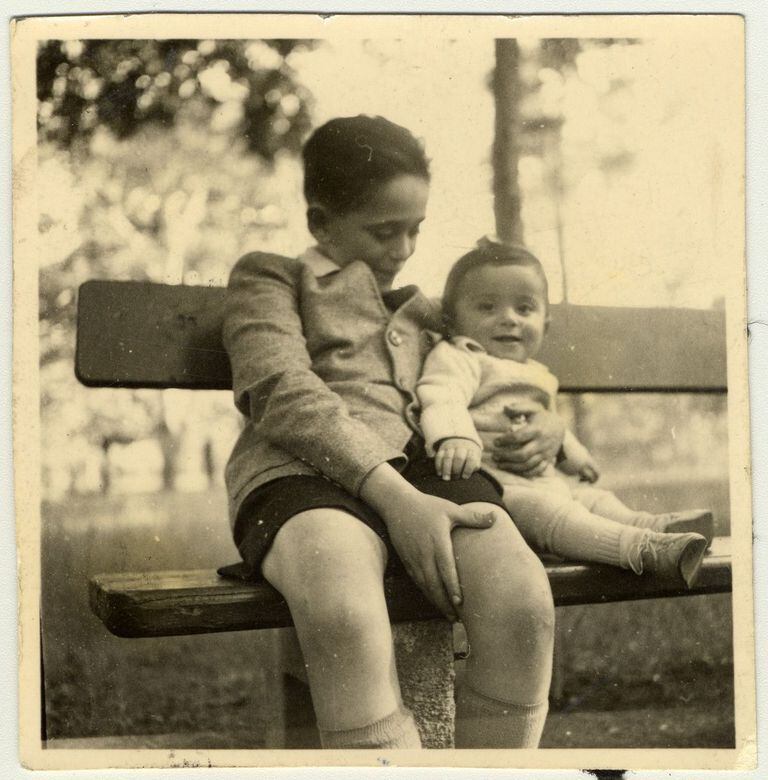 Janos, junto a su pequeño hermano Istvan, en 1940. Gentileza Janos Kovacs