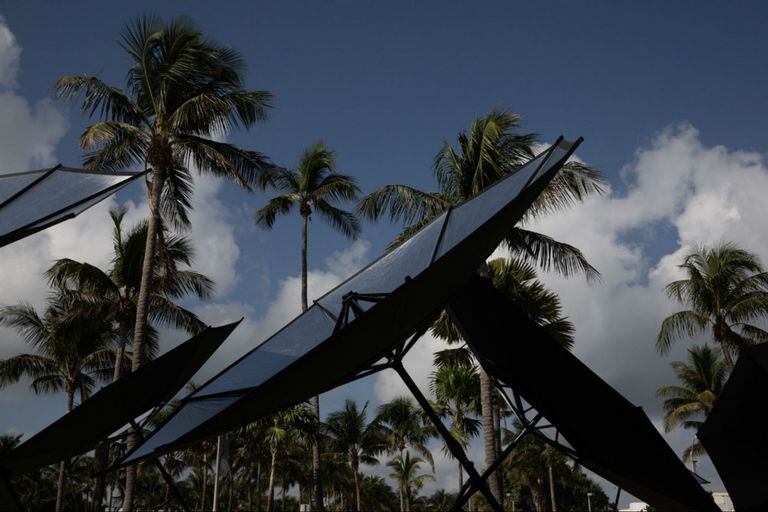 Los paraguas solares instalados por Tomás Saraceno en la playa de Miami