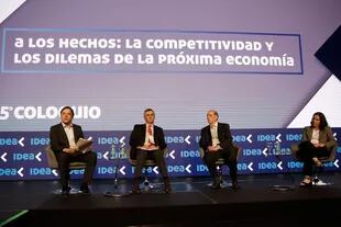José del Rio, Rodolfo Santángelo, Ricardo Arriazu, y Marina Dal Poggetto en el Coloquio de IDEA