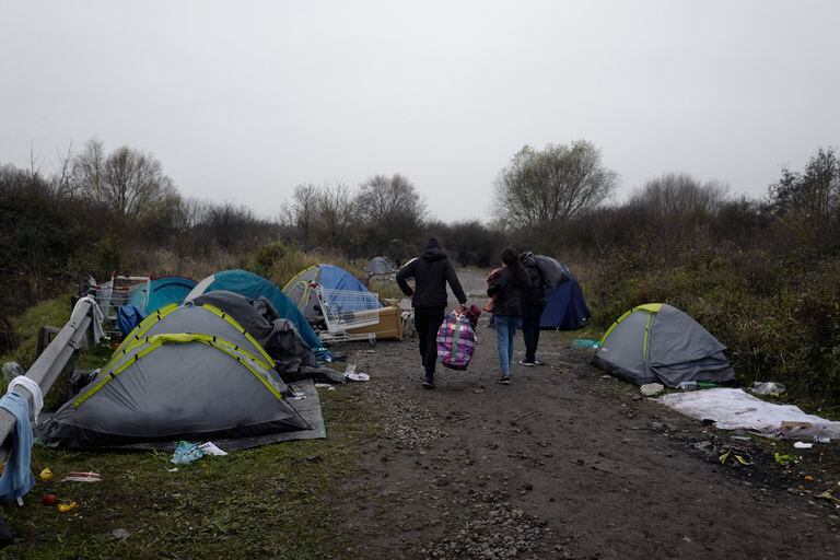 En la imagen, un asentamiento improvisado de migrantes junto al río en la playa de Loon, cerca de Grande-Synthe, en el norte de Francia, el 26 de noviembre de 2021. (AP Foto/Rafael Yaghobzadeh)