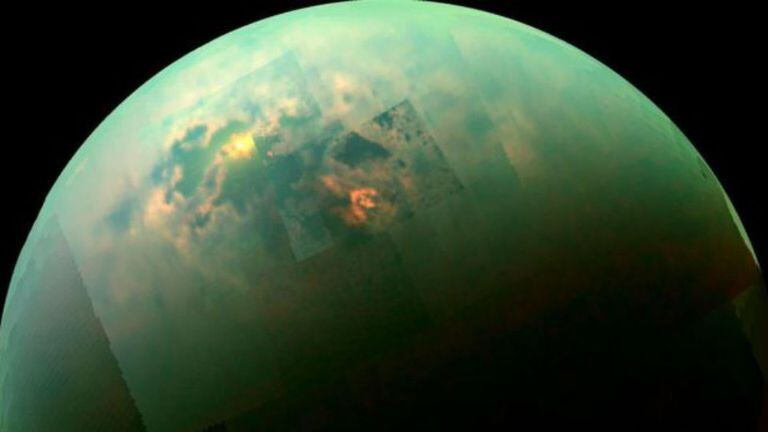 La temperatura superficial promedio en Titán es de -179º C.