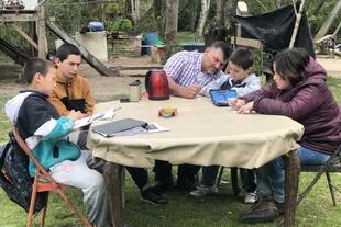 Como no tienen mucho espacio dentro de la casa, por las tardes los Villalba sacan una mesa al jardín para que los chicos puedan hacer la tarea