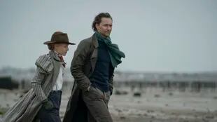 Claire Danes y Tom Hiddleston en The Essex Serpent. Foto gentileza de AppleTv+