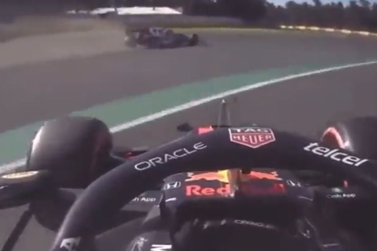 La mala maniobra de Tsunoda desconcierta a Checo Pérez; ese incidente dejó sin posibilidades a Verstappen, que explotó de furia