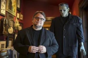 Guillermo del Toro junto a Frankestein, personaje que, según expresó, cuenta la misma historia que Pinocho