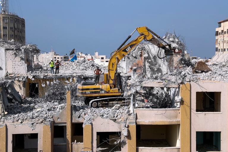 Las ruinas de un edificio destruido en un ataque israelí, en el vecindario al-Rimal de Ciudad Gaza, el 16 de noviembre de 2021. En la Franja de Gaza no hay casi empleos ni electricidad ni recursos naturales. Pero después de cuatro intensas guerras contra Israel, lo que sí tiene en abundancia son escombros, por lo que comerciantes locales están hallando maneras reciclarlos para hacer algo de dinero.. (Foto AP/Adel Hana)