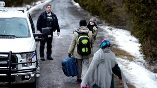 Una familia turca, en su llegada a la ciudad canadiense de Hemmingford, en la frontera con EE.UU.