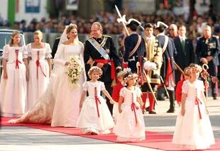 Del brazo de su padre, el rey Juan Carlos I, y con el Himno Nacional de fondo, la infanta caminó hacia el altar con una sonrisa radiante (Photo by Julian Parker/UK Press via Getty Images)