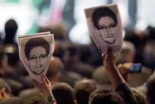 Lejos de haber quedado en el olvido, el rostro de Snowden se transformó en la imagen de los reclamos en contra de la vigilancia electrónica en todo el mundo