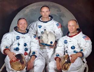 La foto del 30 de marzo de 1969 distribuida por NASA muestra la tripulación de Apolo XI, izquierda a derecha, Neil Armstrong, comandante; Michael Collins, piloto de módulo y Edwin "Buzz" Aldrin, piloto de módulo lunar. 