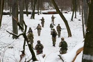 Miembros de las unidades militares de voluntarios de Ucrania entrenan en un parque urbano de Kiev, Ucrania. Los militares ucranianos aguardan la temida invasión.