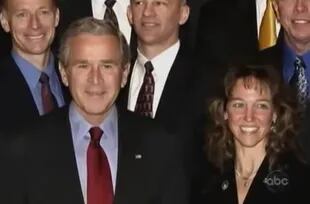 Lisa Nowak junto al presidente de EEUU en 2006, George Bush, en los tiempos de la misión STS-121 del Discovery, cuando la astronauta ganó una gran popularidad