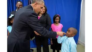El presidente Barack Obama conversa con un niño sobre su diente caído en Birmingham, Alabama, el 26 de marzo de 2015.