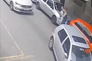 Un automovilista tomó por el cuello a un peatón al que atropelló cuando daba marcha atrás