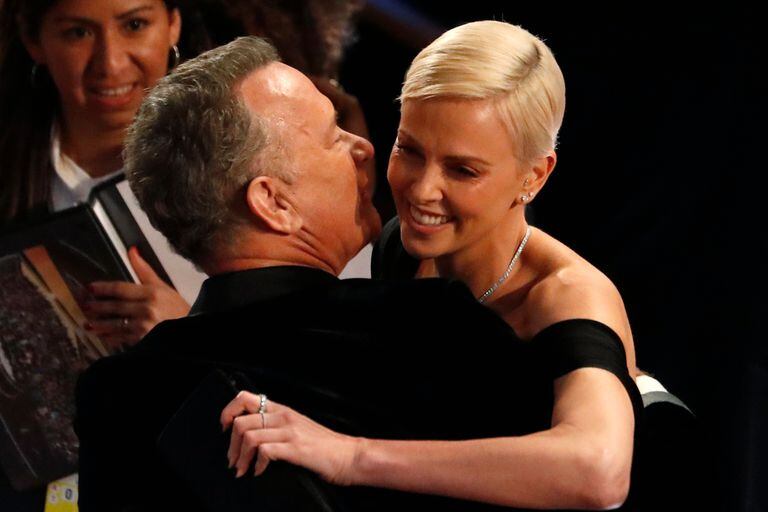 Tom Hanks se abraza con Charlize Theron