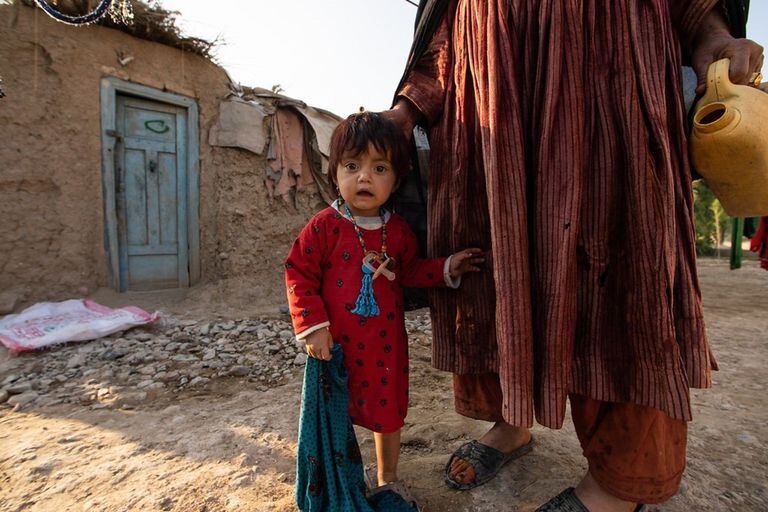  Una niña desplazada en Afganistán junto a su madre 