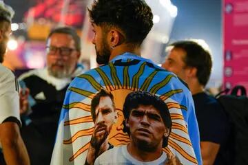 Messi y Maradona siempre presentes en las remeras de los hinchas argentinos