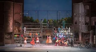 Una vista de la puesta, con reminiscencias de Amor sin barreras, de El elixir de amor, de Gaetano Donizetti, que se estrena el martes 2 en el Colón