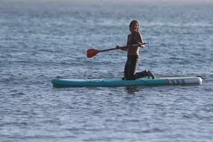 La chef se anima con los deportes y se lanza al agua para practicar paddle surf