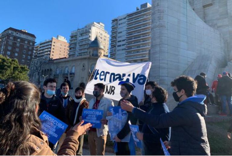 La agrupación universitaria Alternativa en una maniestación en apoyo al pueblo cubano y en contra del gobierno de Miguel Díaz-Canel