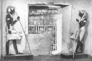 El espacio encontrado cuando derribaron la puerta sellada que dividía la antecámara de la tumba y la sala sepulcral del faraón