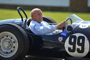 Sir Stirling Moss se sienta en un automóvil histórico Grand Prix después de su participación en una competencia en el Festival de Velocidad de Goodwood en Chichester. Moss murió el domingo a la edad de 90 años.